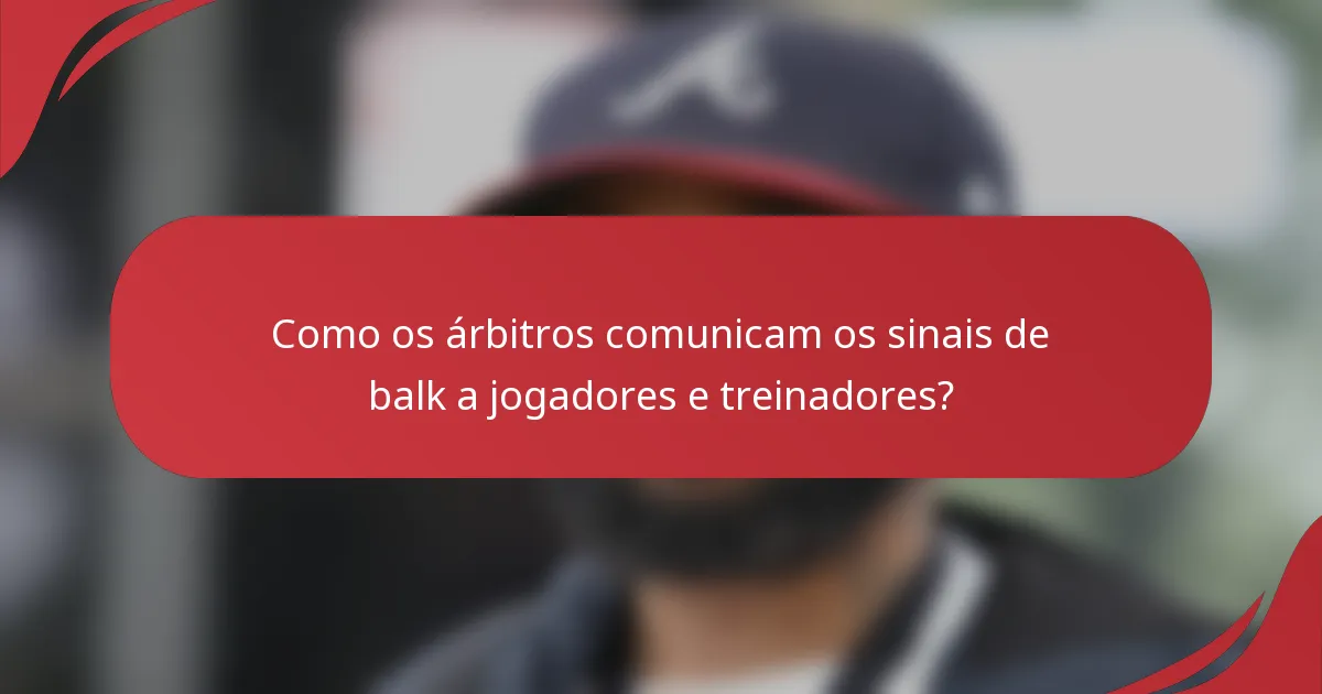 Como os árbitros comunicam os sinais de balk a jogadores e treinadores?